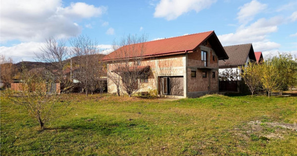 Casa la rosu cu 3 dormitoare, garaj si bransamente utilitati