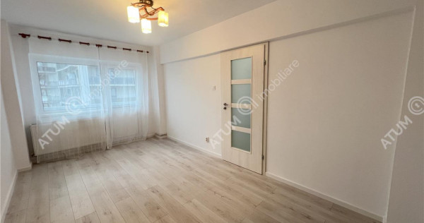 Apartament renovat cu 2 camere decomandate si balcon zona Ra