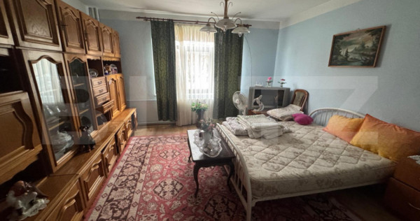 Casa de vanzare cu 6 camere, 374 mp, teren 719 mp, strada B