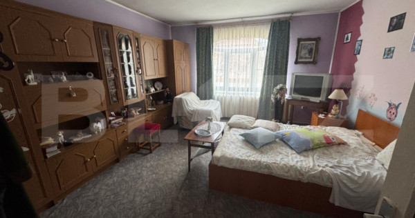 Casa de vanzare cu 6 camere, 374 mp, teren 719 mp, strada B