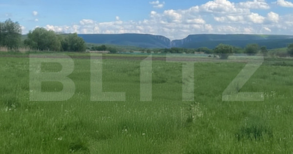 Teren 2.400 mp cu 72m asfalt, utilitati la limita și panora