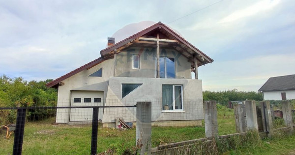 CASĂ DE V&Acirc;NZARE CU 10 ARI DE TEREN