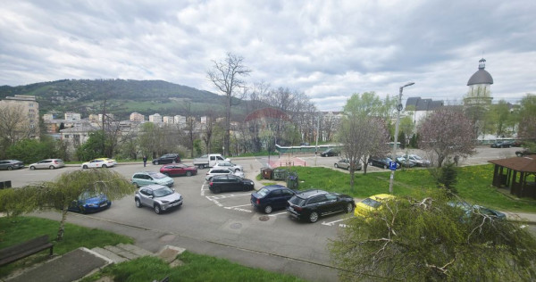 Apartament cu 4 camere de v&acirc;nzare &icirc;n zona Calea Romanului