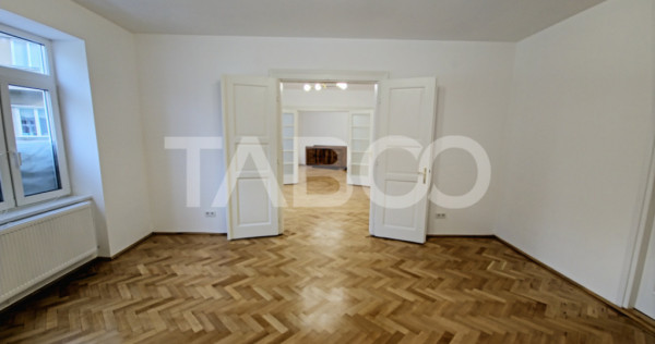 Apartament de inchiriat 4 camere si bucatarie separata Centr