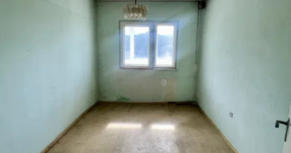 Apartament cu 3 camere, decomandat - zona Grivitei