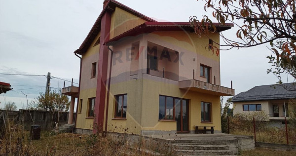 Vanzare Casă / Vilă 5 camere Saftica Primarie
