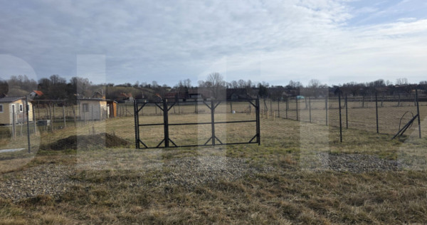 Teren intravilan imprejmuit intr-o zona linistita la Zoltan.