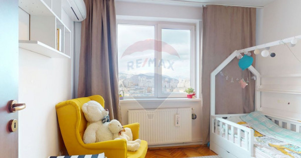 3 Camere Luminos | Vedere Deschisă către T&acirc;mpa | Zonă...