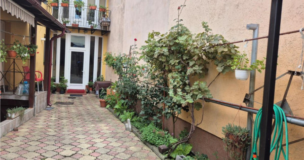 Casa 4 camere spatiu comercial 55 mp, zona centrala