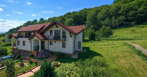 FILM! Resedinta nobiliara, in inima coltului verde al Vaii N