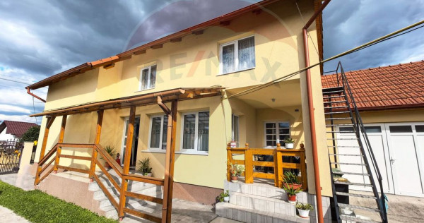 Casă spațioasă cu garaje &icirc;n Seini | De Vanzare |