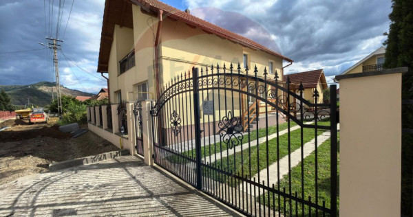 Casă spațioasă cu garaje &icirc;n Seini | De Vanzare |