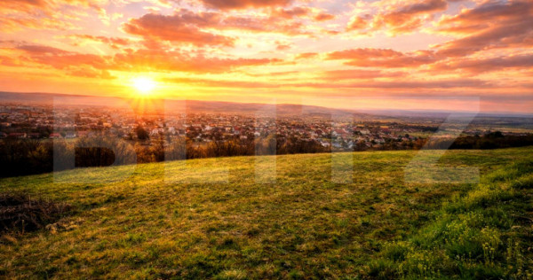 Teren generos 1355 mp &icirc;n zonă foarte bună &ndash; liniște, s