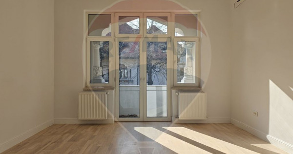 Apartament &icirc;n vilă din perioada interbelică proaspăt ...