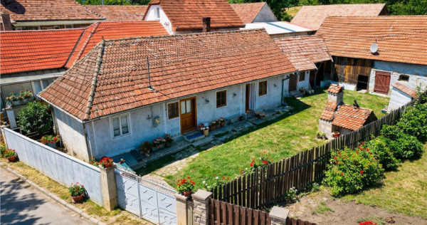 Casa traditionala din lemn, cu sura din piatra, Arcus, Covas