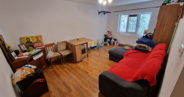Apartament cu 3 camere &icirc;n zona Casa de Cultura