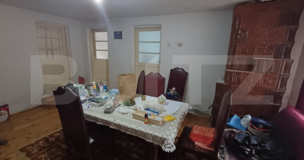 Casa de vanzare, la strada principala, zona ARCANI