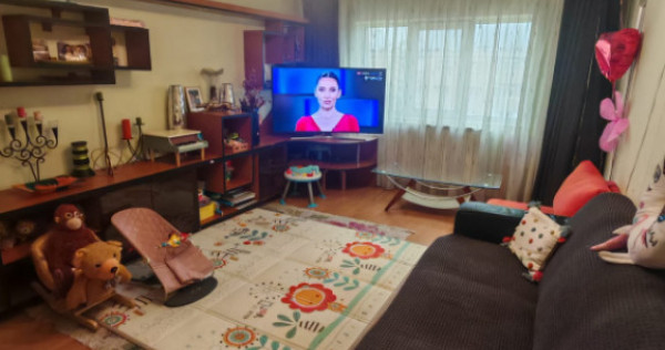 Apartament 3 camere de vanzare, situat in zona Far