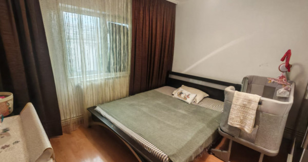 Apartament 3 camere de vanzare, situat in zona Far