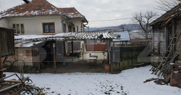 Casa plan parter plus etaj cu 3 camere, 158 mp si 6300 mp te