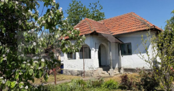 Casa cu teren 1100 mp și hala &icirc;n curte, sat C&acirc;rbești
