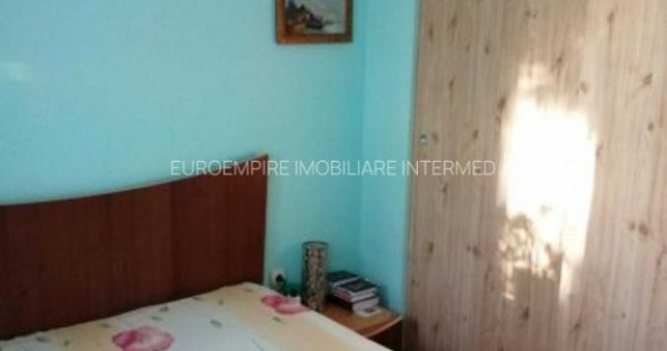 Apartament 3 camere de vanzare zona Far