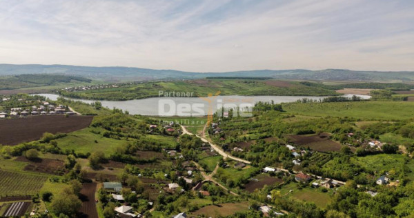 Teren compact intravilan 8000 mp vedere spre Lac, utilităț