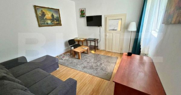 Casă cu 2 camere, de 70 mp, curte comună | Centru