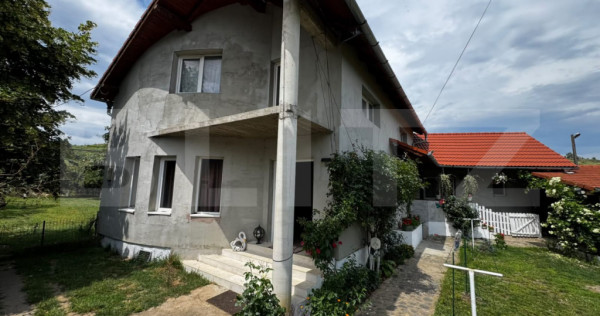 Casă spațioasă cu 4 camere, pivniță și teren de 1.144