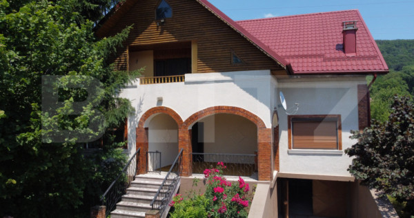 Casă cu 6 camere, 180 mp, zona Izvoarele