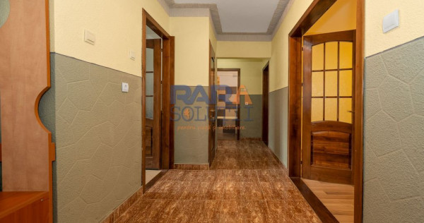 Apartament cu 3 camere, două băi, 77 mp