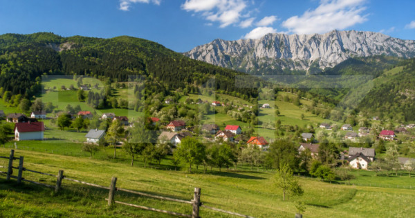 Teren cu fundație de cabană, intabulat, 1.093 mp &ndash; Satul