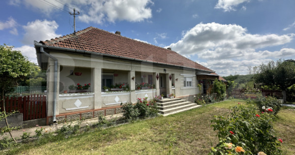 Casă de v&acirc;nzare, 121 mp, teren și livadă 2.878 mp, local