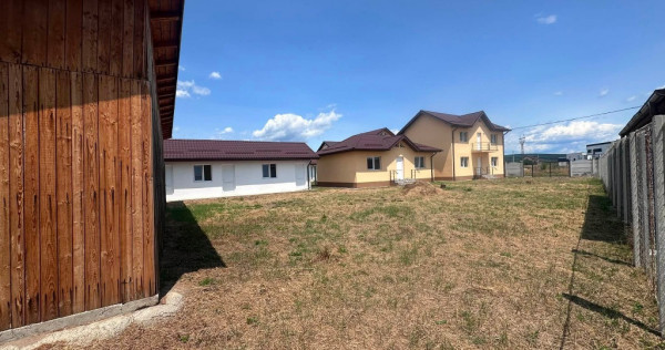 Oportunitate Excelentă: Proprietate Generoasă cu Anexe Multifuncțional