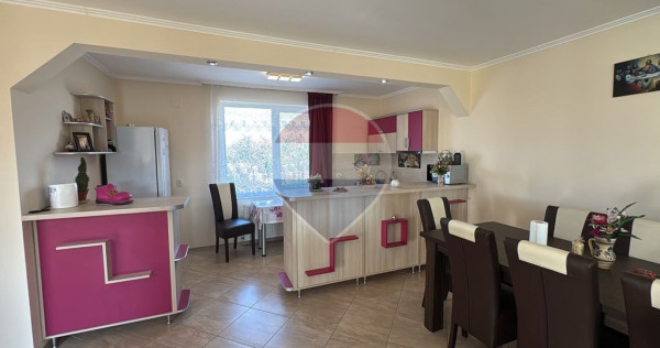 De &icirc;nchiriat casă cu 5 camere, &icirc;n S&acirc;ntandrei