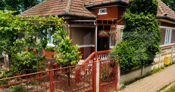 Casă individuală, 80 mp, teren de 950 mp, zona Zau de C&acirc;m