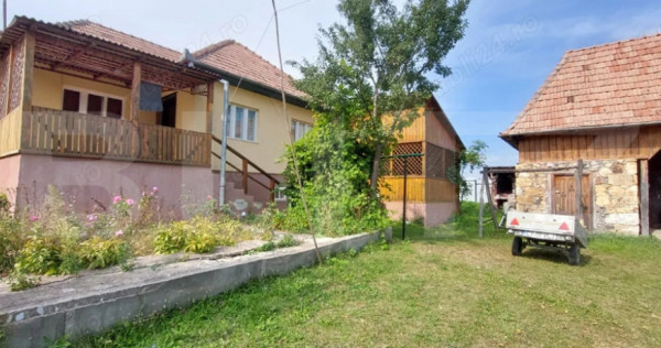 Casa 2 camere, 1040 mp, zona Petresti de Jos