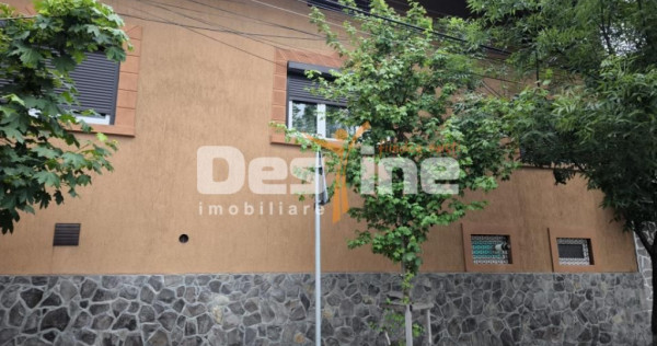 Casă P+E+M + corp secundar , 240 mp teren , 2 garaje