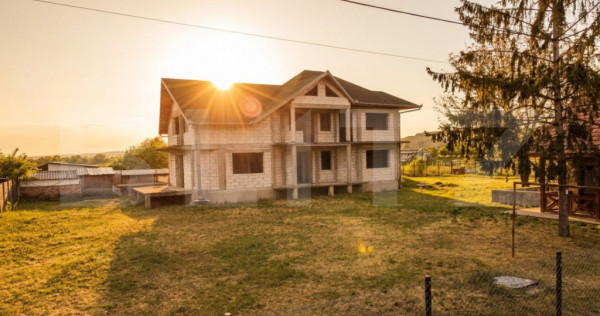 Casa 300mp, teren 1900 mp intravilan, 6 dormitoare, 2 garaje