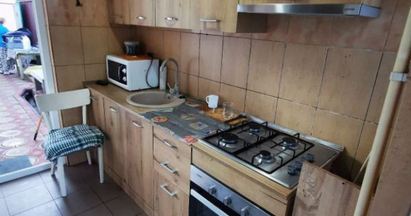 De inchiriat casa cu 2 camere, strada Romana, 320 euro