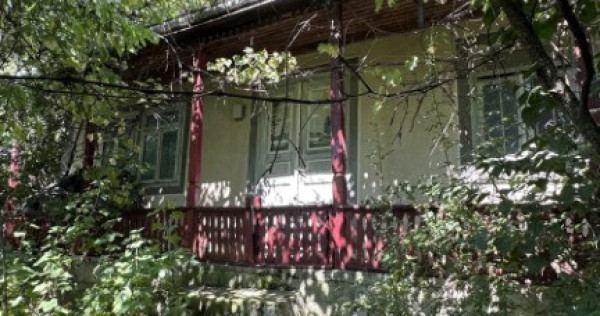 Casă de v&acirc;nzare cu teren de 1.000 mp|Grigoreni, comuna Scorteni|CE1803