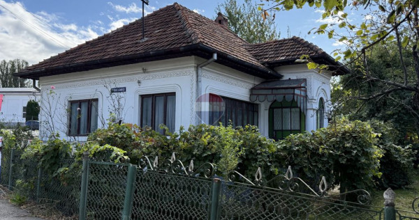 Casă de v&acirc;nzare cu 6 camere in C&acirc;mpulung - zona Sud