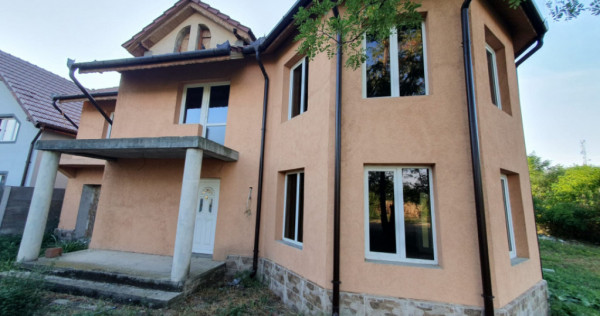 Casa individuala cu 5 camere si 2 bai, Central - Jebel