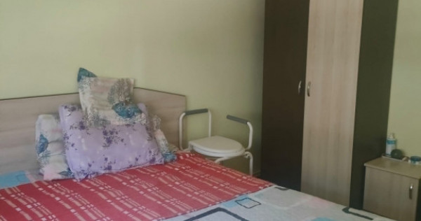 Proprietar v&acirc;nd apartament 3 camere decomandat