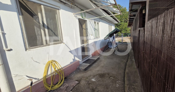 Casa 2 camere curte comuna de vanzare zona Centrala 47 mp ut
