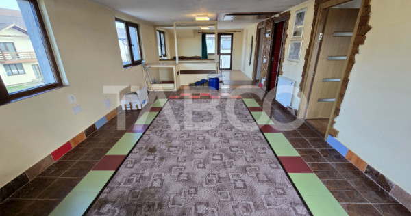 Casa de vanzare cu 6 camere 2 parcari curte libera 200 mp in