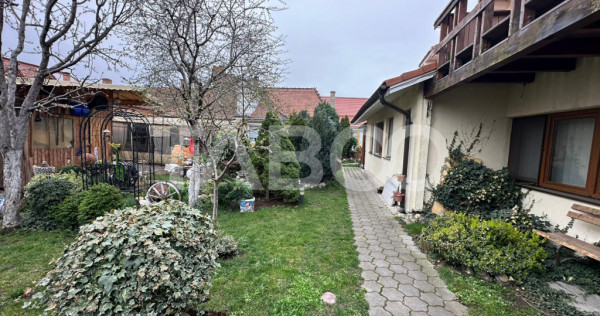Casa cu 2 apartamente separate cu acces auto garaj Piata Cl