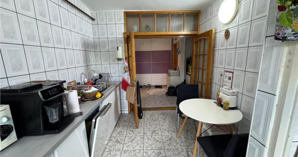 3 camere, etaj 3 cu acoperis, 2 balcoane , 2 bai, zona centr