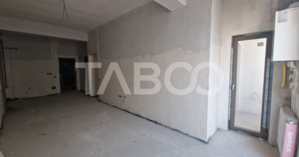 Apartament 2 camere la gri balcon etaj intermediar Doamna St