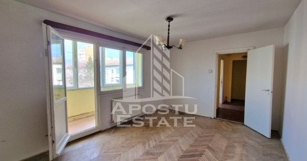 Apartament cu 3 camere, centrala proprie, zona Circumvala...